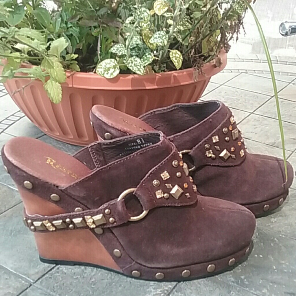 Restricted Clogs